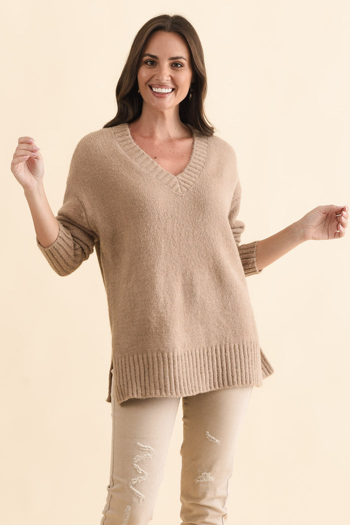 Brilla Natural V Neck Jumper,Brunette model,alt text|model:MJ