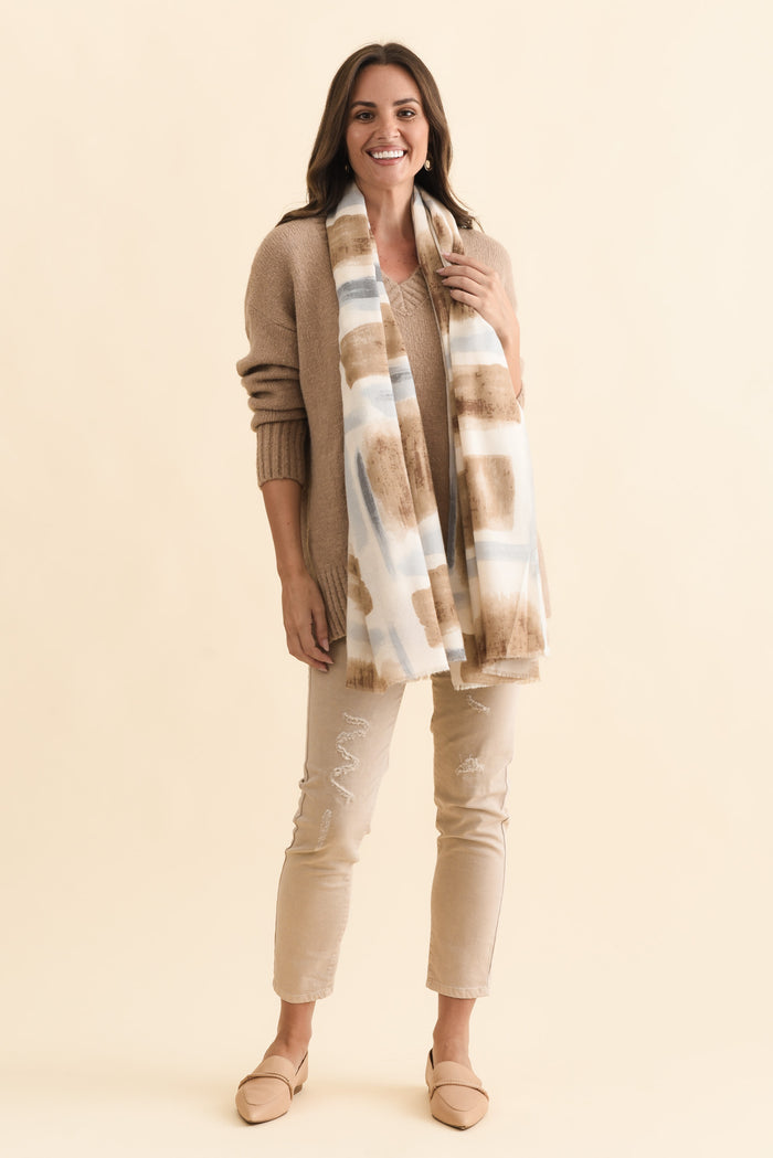 Brilla Natural V Neck Jumper,Brunette model,alt text|model:MJ