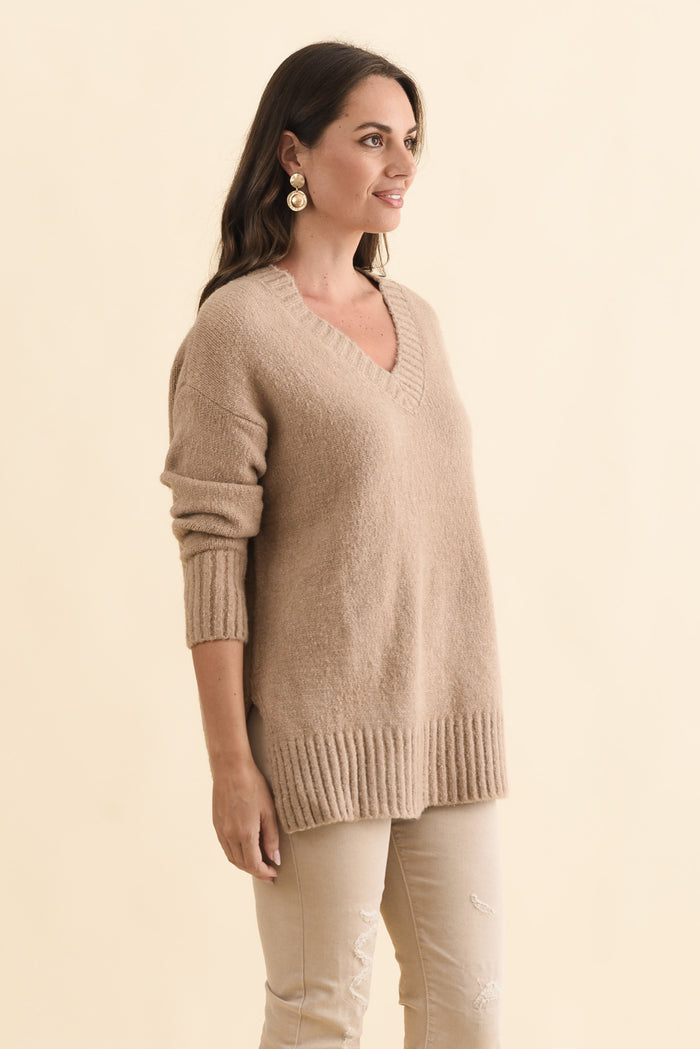 Brilla Natural V Neck Jumper,Brunette model,alt text|model:MJ