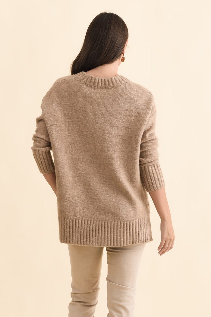 Brilla Natural V Neck Jumper,Brunette model,alt text|model:MJ